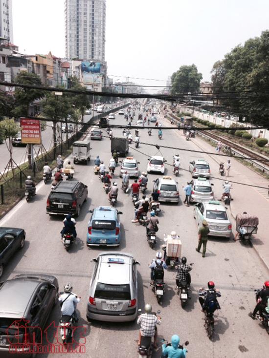 Bát nháo taxi, xe ôm trước cổng bệnh viện Bạch Mai ảnh 3